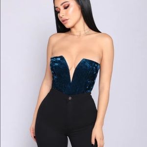 💥FashionNova blue velvet strapless bodysuit💥
